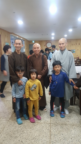 Partake in the Vesak Ceremony at Yonggungsa Cham Joeun Uri Temples